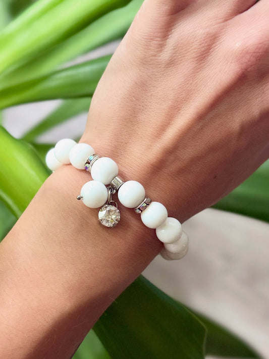 Baltais ahāts un Swarovski kristāls