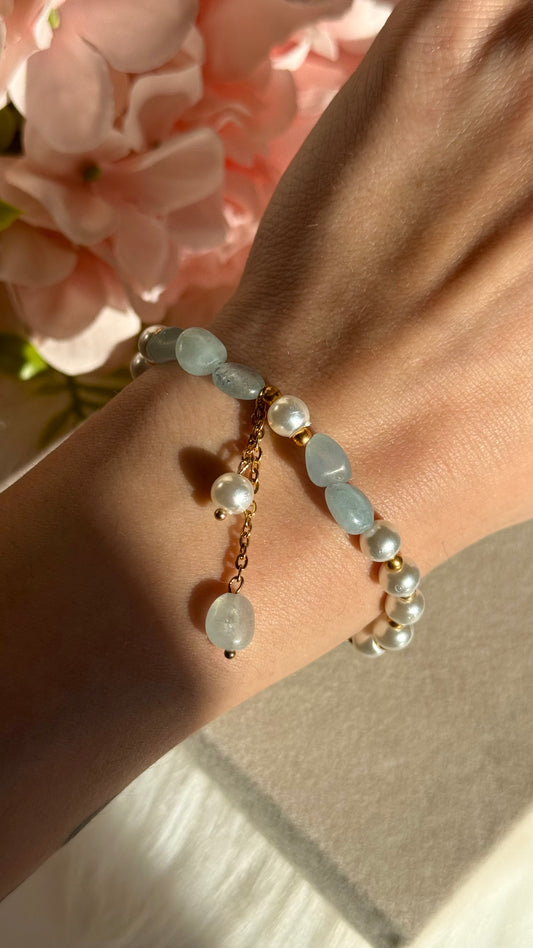 Debesu zilais akvamarīns un pērļu imitācija